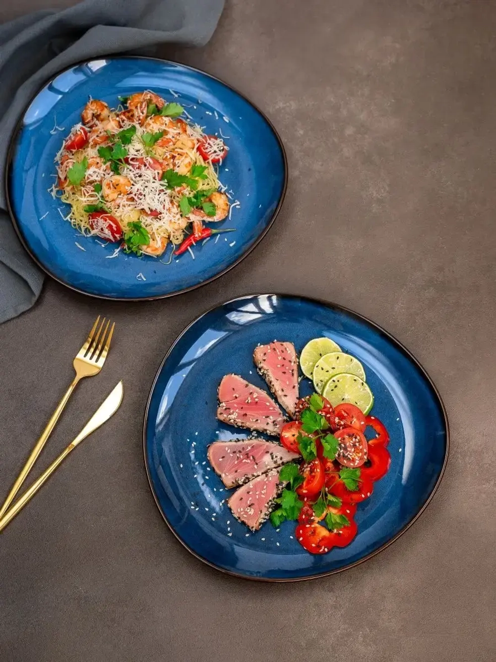 Набор посуды 2 тарелки синие треугольные плоские 28 см