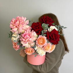 Композиция в шляпной коробке "Симфония" (французкая роза ,пионовидная роза)