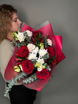 Букет цветов Гранатовый браслет