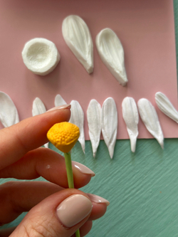 Молды силиконовые для лепки Ромашки. Набор из 2х штук: серединка цветка и лепесток ромашек / Форма для лепки из полимерной глины, холодного фарфора, воска, мыла, самозатвердевающих масс