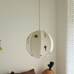 Нежный подвесной светильник в виде круглого абажура с минималистичными рисунками людей и деревьев.