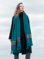 Шерстяной палантин с вышивкой