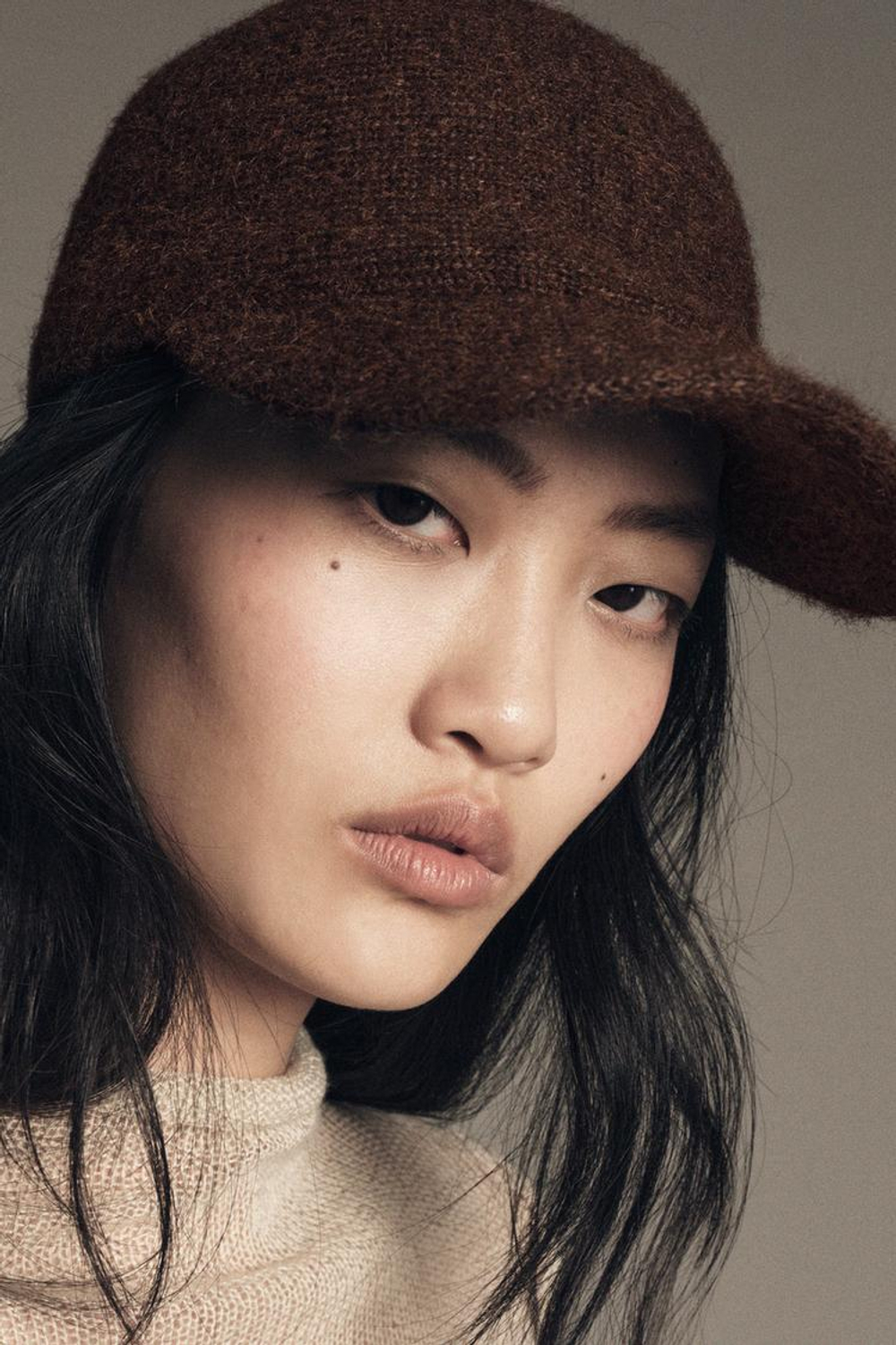 ZARA ТРИКОТАЖНАЯ КЕПКА С ЗАВЯЗКАМИ, КОРИЧНЕВЫЙ