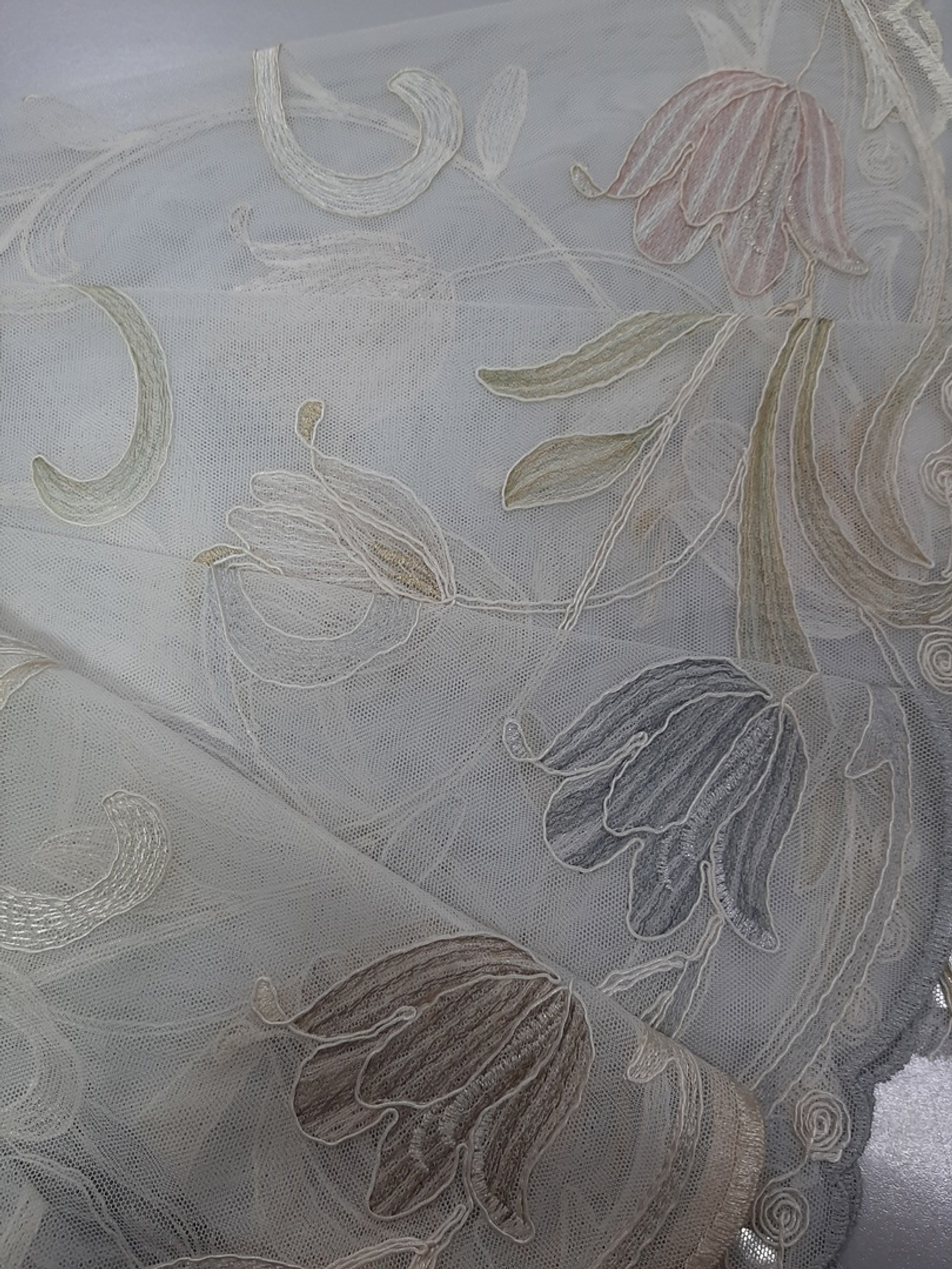 Тюль -сетка с кордовой вышивкой тюльпаны "Роттердам