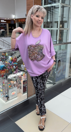 Яркая туника с жемчужно-стразовым изображением "яблока"