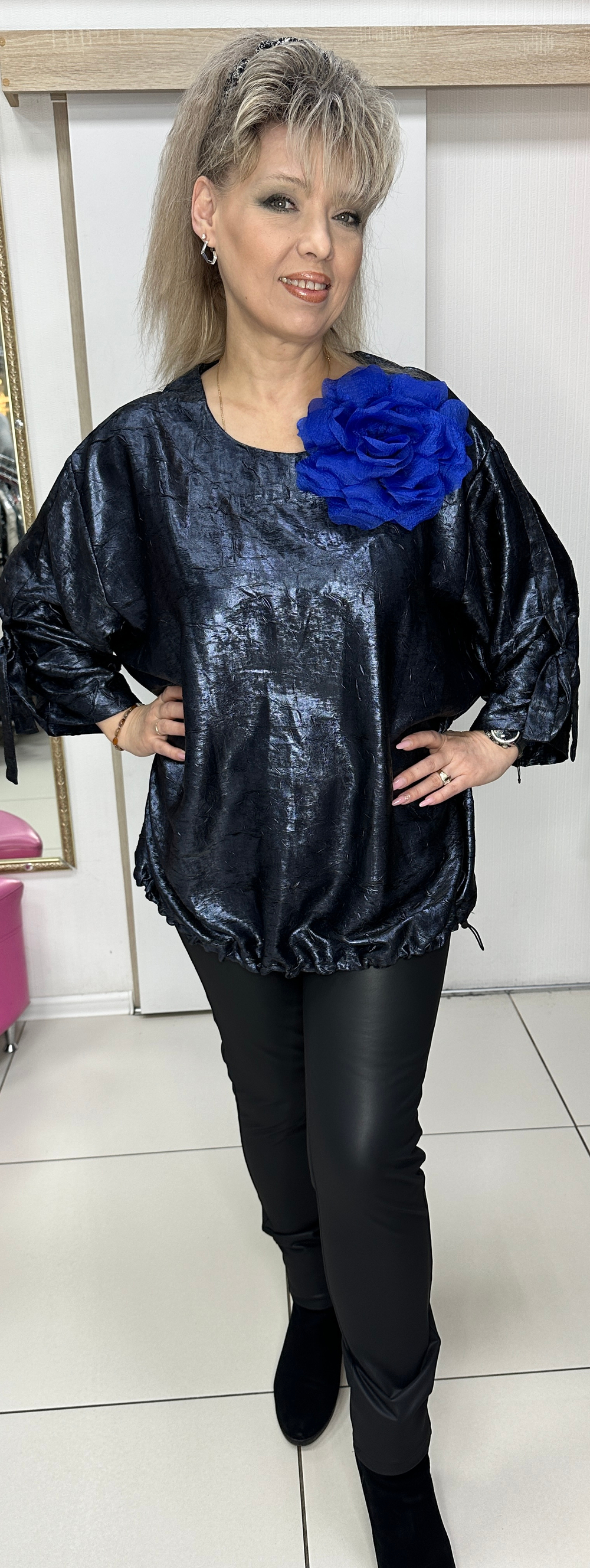 Нарядный блузон-туника с брошью-цветком