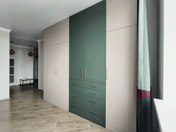 Шкаф для спальни с составными фрезерованными фасадами