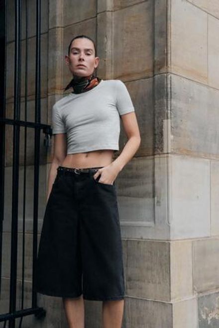 ZARA УКОРОЧЕННАЯ ФУТБОЛКА ИЗ ЭЛАСТИЧНОЙ ТКАНИ, СЕРЫЙ