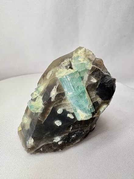 Кристаллы Аквамарина в породе