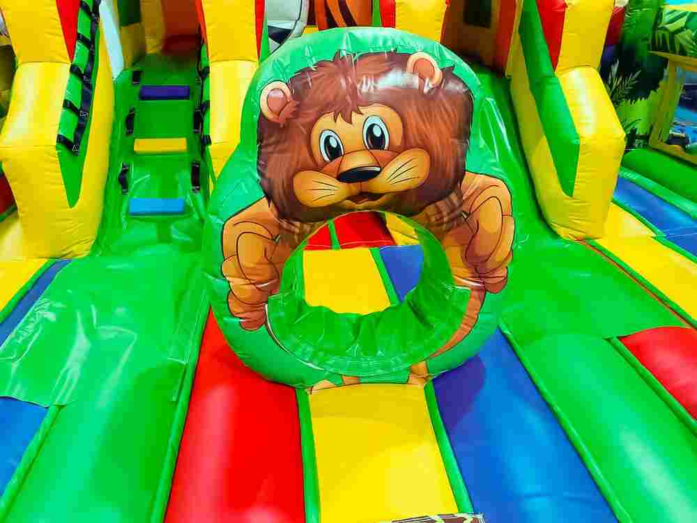 Коммерческий надувной батут "Зверята на радуге" 8х6х2,8