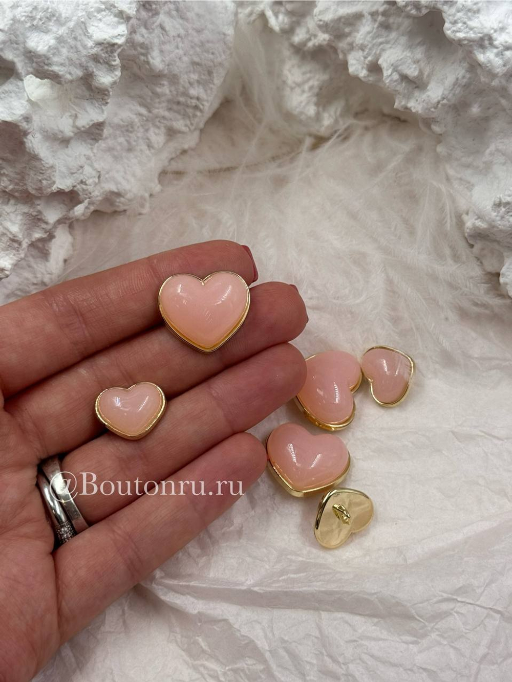 Пуговицы золотистые в форме сердца персиковые (розовые)