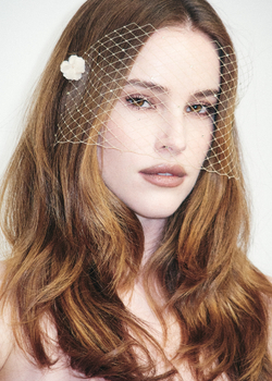 Вуаль бежевого цвета с цветами