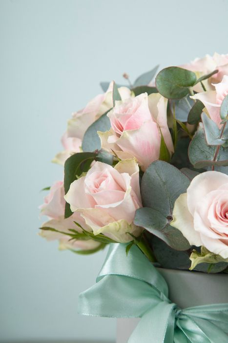 Композиция из 25 роз Атена Пинк с эвкалиптом