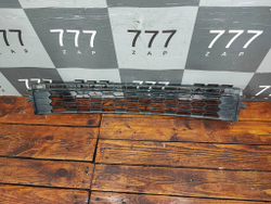 Решетка переднего бампера Skoda Rapid 1 17-20 Б/У Оригинал 5JA853677D