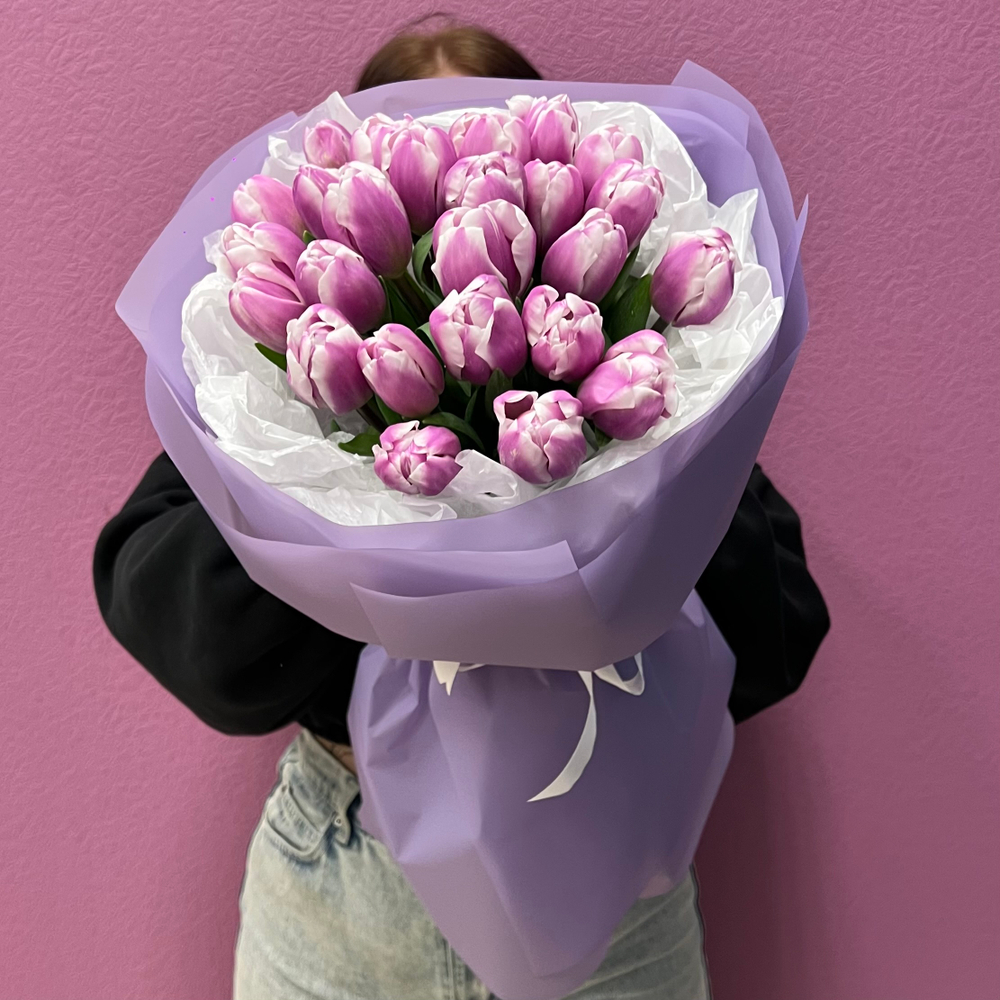 Букет из свежих сиреневых тюльпанов