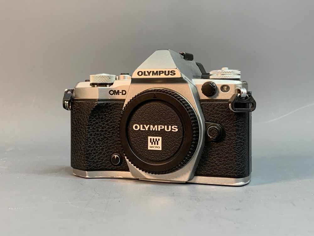 Olympus OM-D E-M5 Mark II 64.700 кадров, сломан батарейный отсек