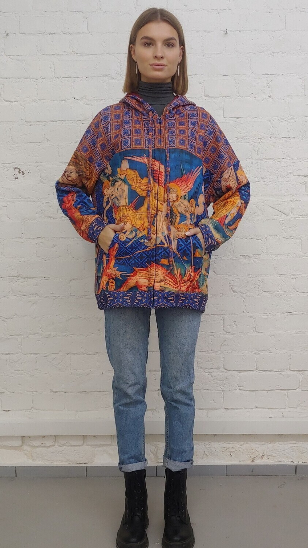 Худи "Добро побеждает", по мотивам фрагментов шпалер 14 века, входящих в серию «Анжерский апокалипсис», представляющих сцены Откровения Иоанна Богослова