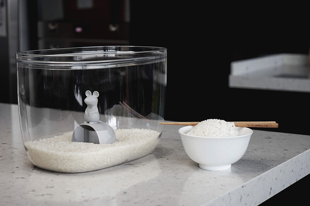 Контейнер с мерной ложкой Lucky Mouse Qualy