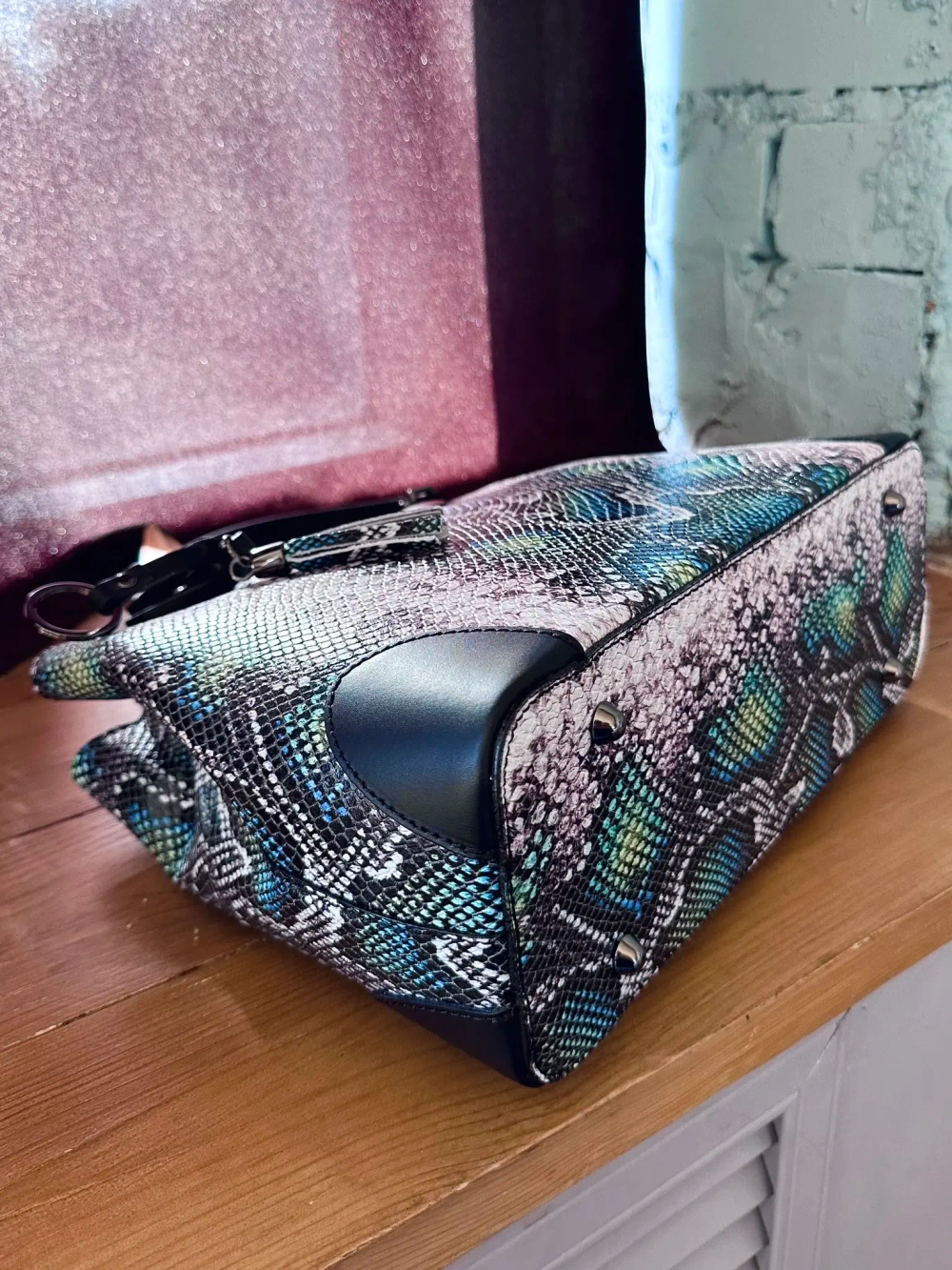 Женская форматная сумка с тиснением питон из натуральной кожи бело-зеленая