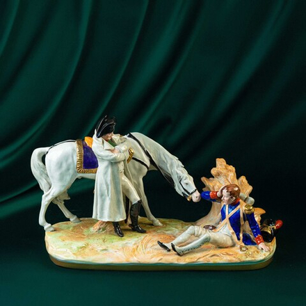 Скульптурная композиция Наполеон и раненый солдат