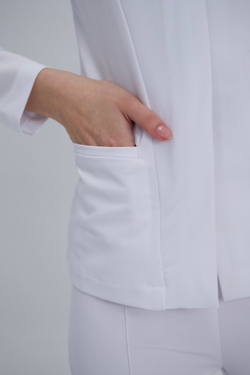 Медицинский жакет Medici белый карманы крупным планом