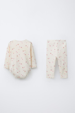 ZARA КОМПЛЕКТ ИЗ БОДИ И ЛЕГИНСОВ С ПРИНТОМ «ВИШНЯ», КРЕМОВЫЙ