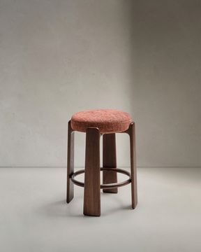 Granite Полубарный табурет из терракотового шенилла и массива ясеня в отделке орех 65 см