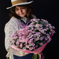 8. Милый стойкий букет из розовых ромашек