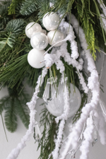 Рождественский венок с белым декором