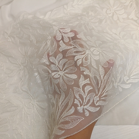 Вышивка на сетке, молочный