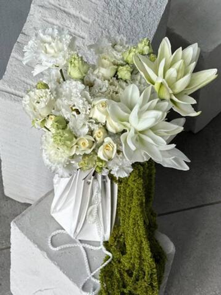 Свадебный букет из пионовидной лилии, кустовых роз, лизиантуса и амаранта