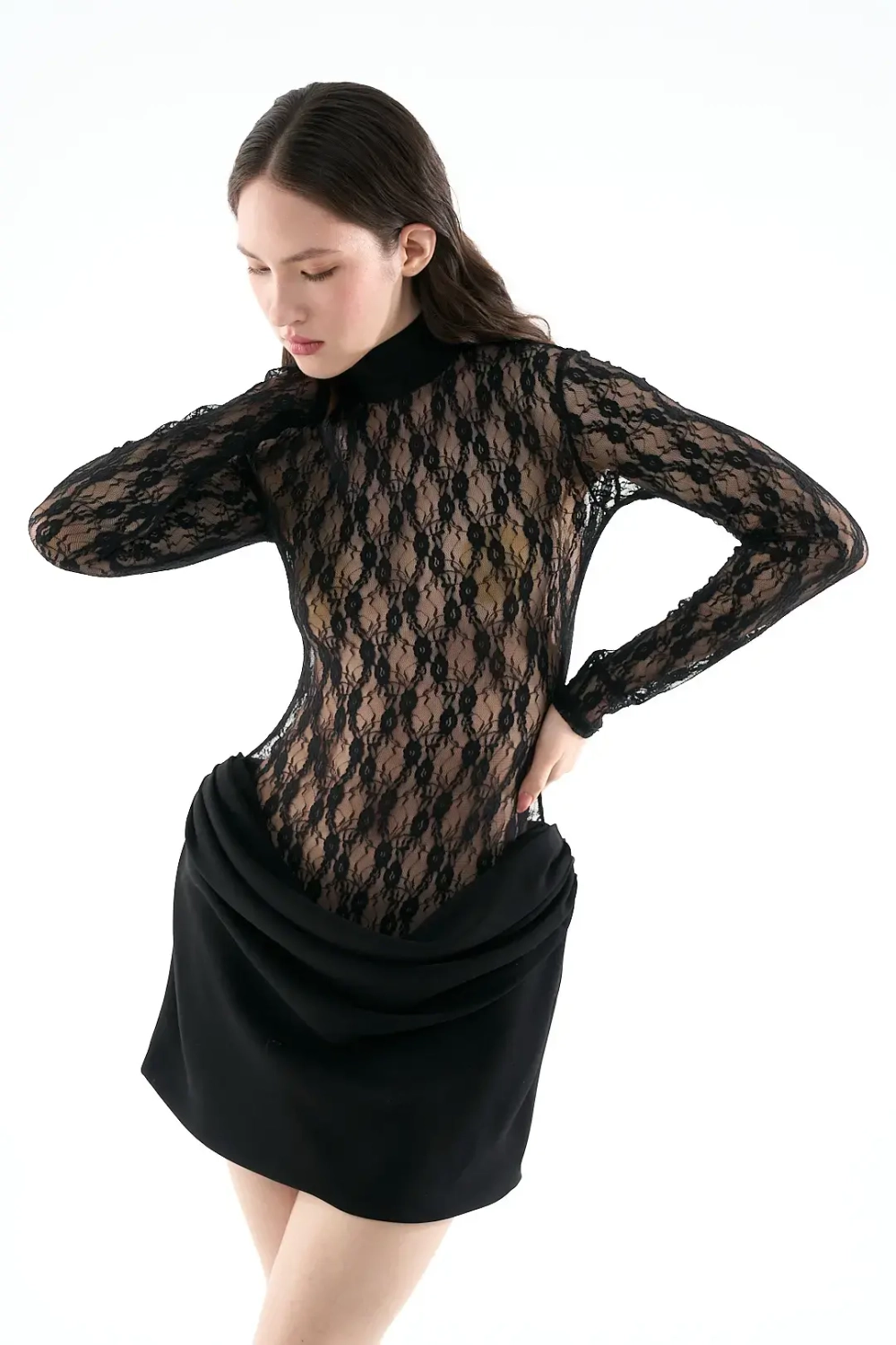 Кружевное мини-платье черное