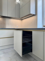 Элегантная кухня с интегрированной мойкой в акриловую столешницу