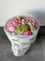 Букет из гортензии, кустовых пионовидных роз, лизиантуса и вибурнума