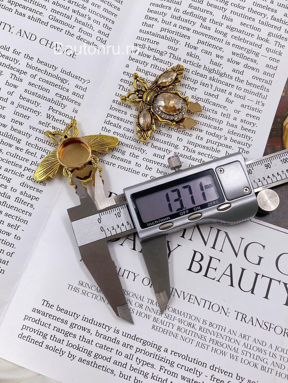 Накладка на пуговицу золотистая бронза "Жук" со стразами