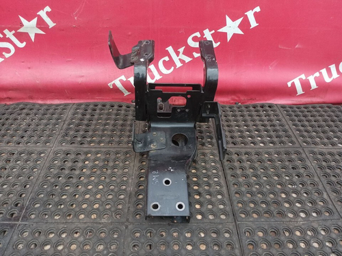 Кронштейн корпуса подножки правый 2024г