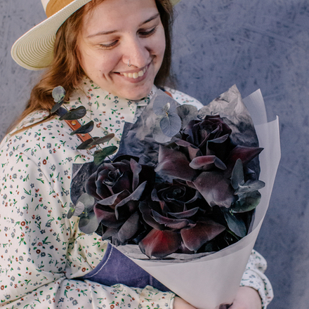 88. Темный букет с черными французскими розами и эвкалиптом