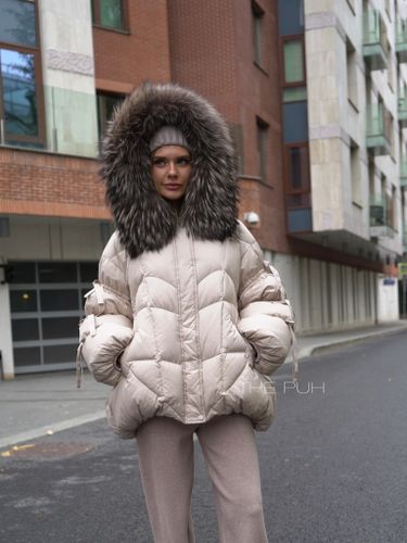 Бежевый пуховик с мехом енота и завязками на рукавах