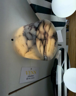 Настенное бра из натурального мрамора, представлено в двух размерах.