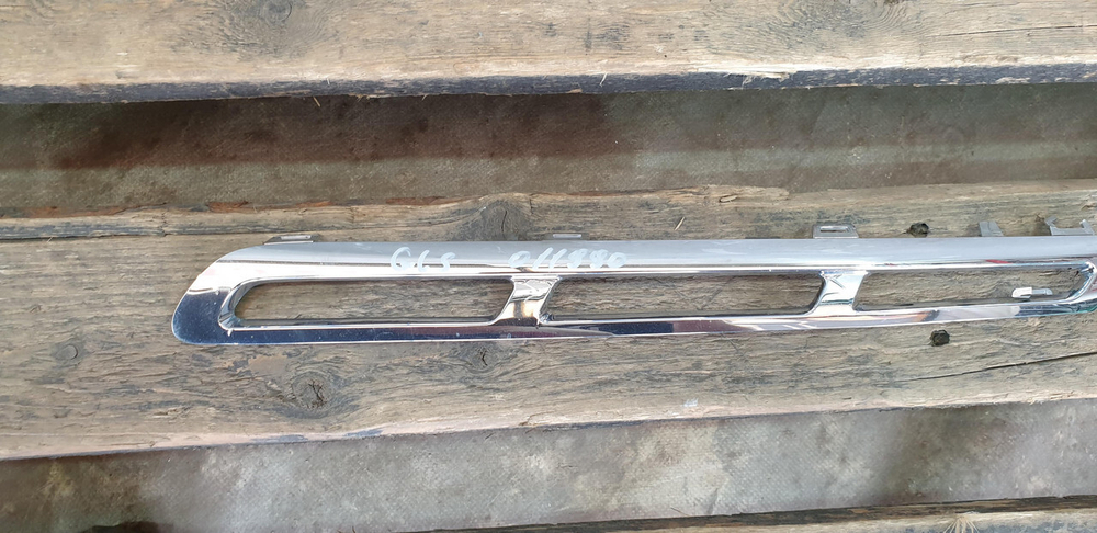 Молдинг решетки радиатора Mercedes GL GLS (X166) 15-19 Б/У Оригинал A1668881985