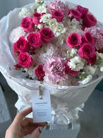 Букет из кустовых роз в ярком оттенке, диантусов, маттиолы и хризантемы