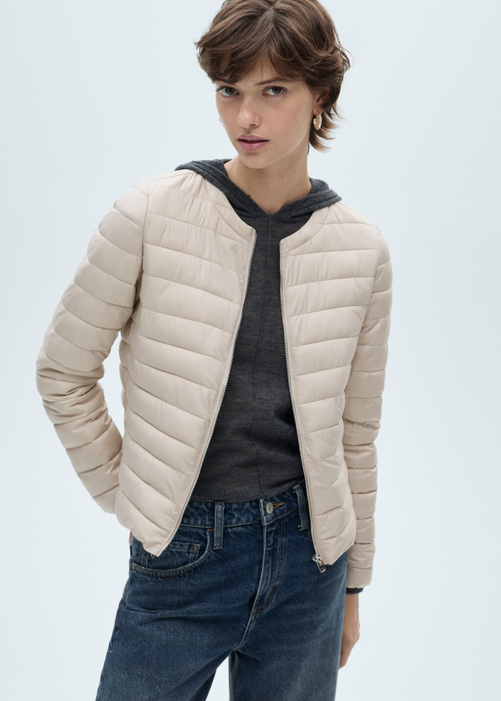 Короткий стеганый анорак с карманами