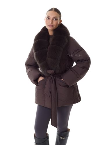Винный удлиненный пуховик с поясом и меховым воротником