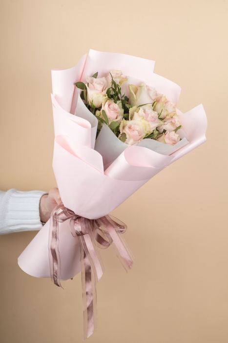Букет из роз Пинк Атена с фисташкой (в упаковке)