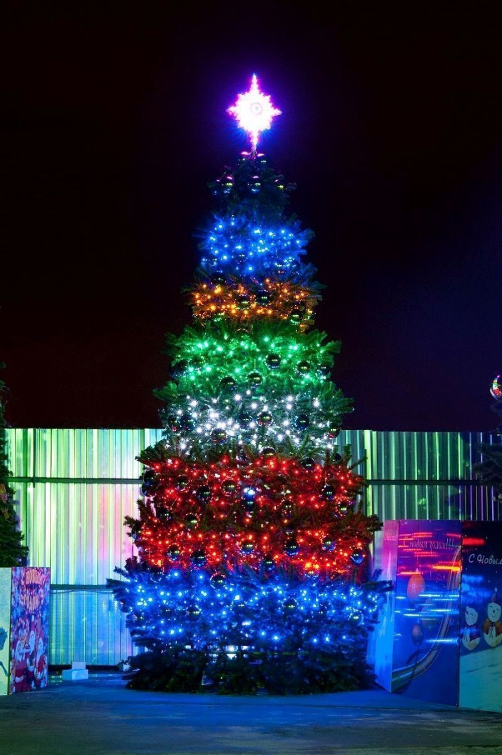 Светодинамическая елка каркасная-узкая с встроенной гирляндой "Евро-2" 17 м