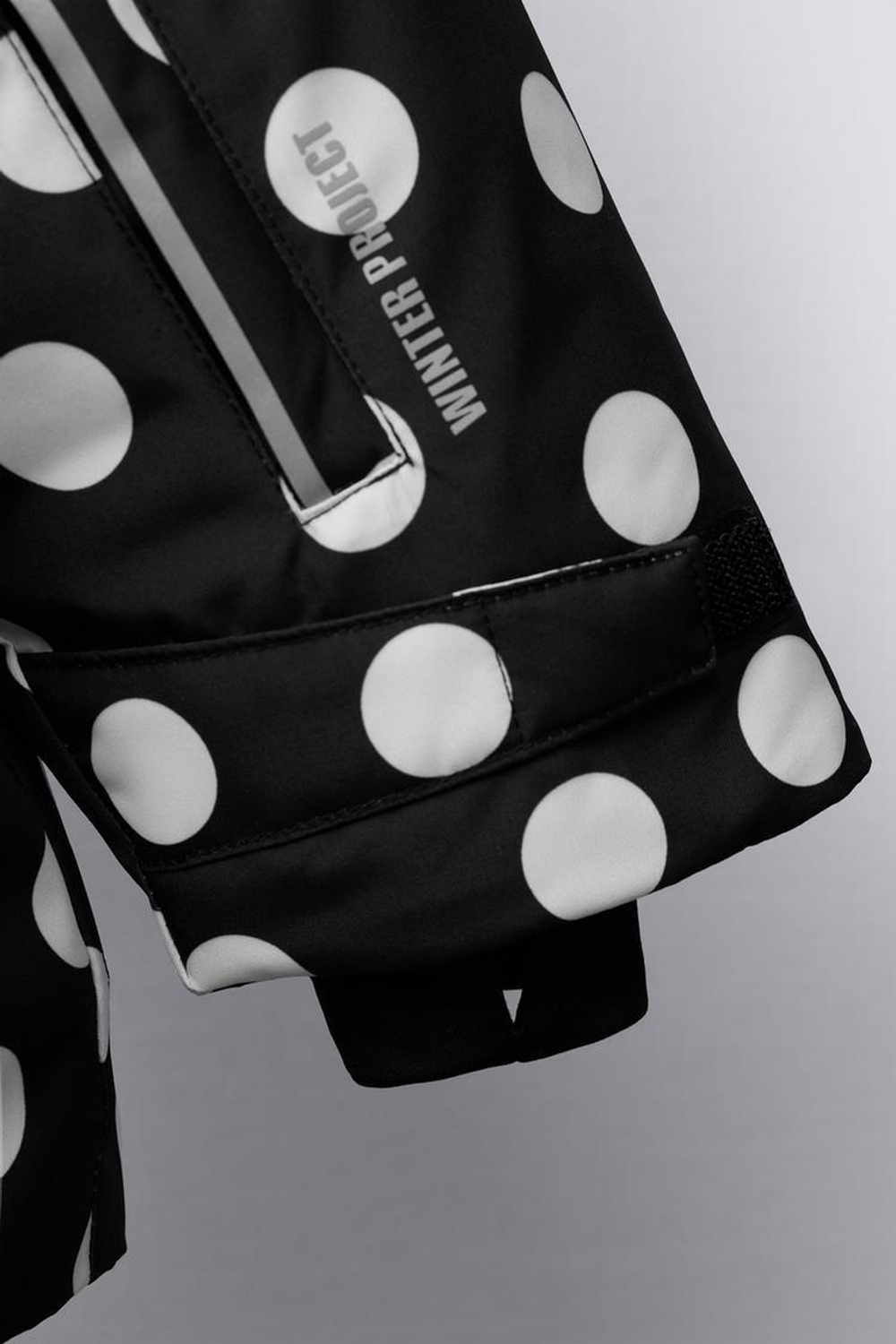 ZARA ВОДОНЕПРОНИЦАЕМАЯ И ВЕТРОЗАЩИТНАЯ КУРТКА В ГОРОШЕК, ЧЕРНЫЙ