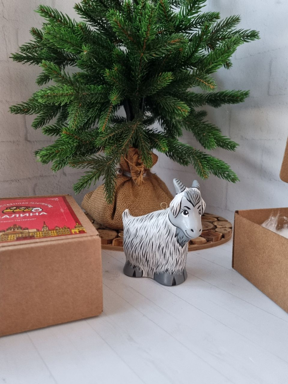 Фарфоровая игрушка козочка серая