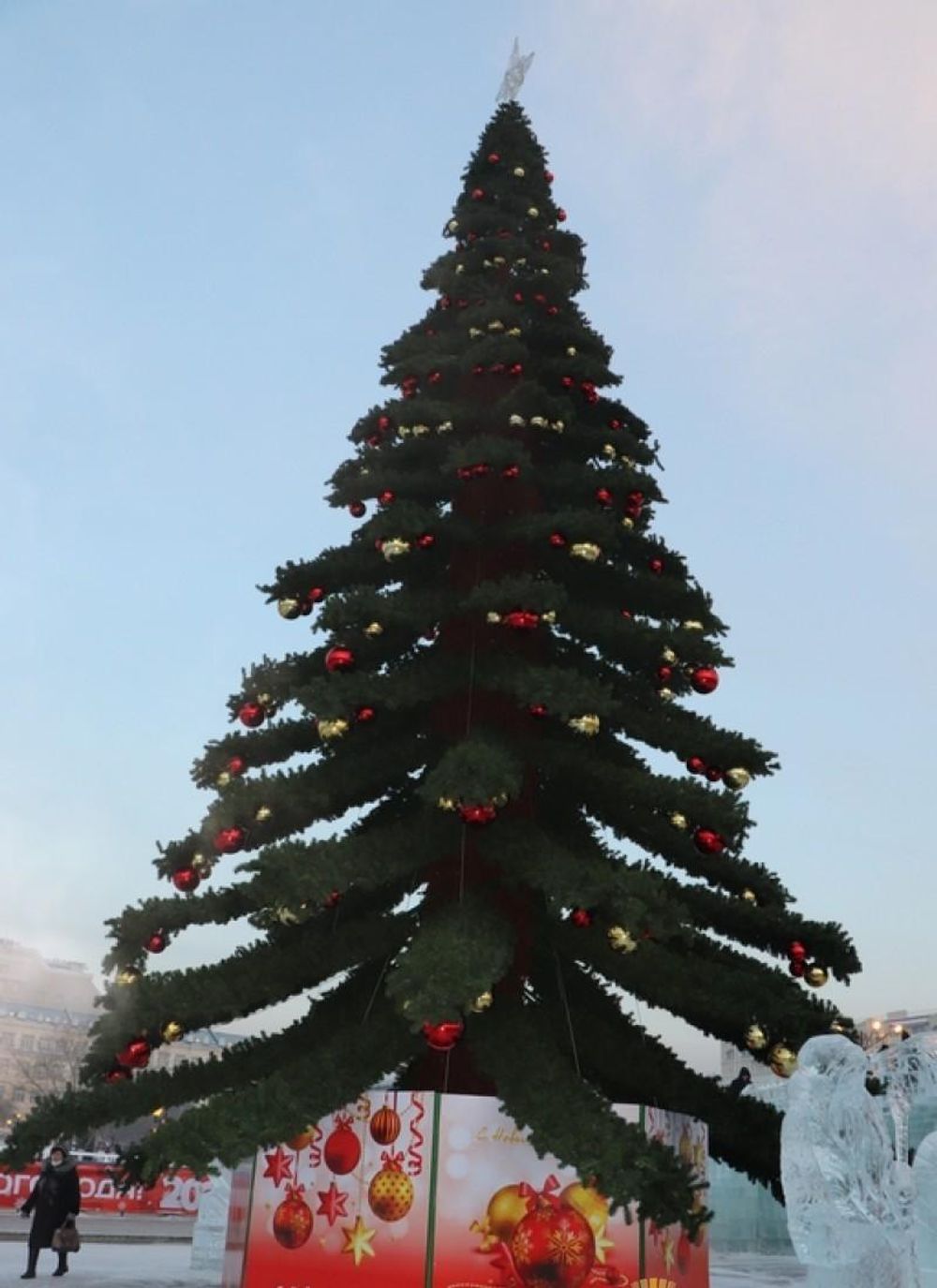 Светодинамическая елка ствольная - встроенная гирлянда: Холодный свет - "Таежная" от 11 до 21 м