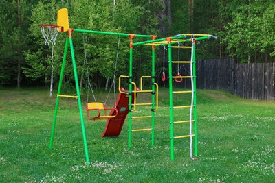 Уличный спортивный комплекс с горкой