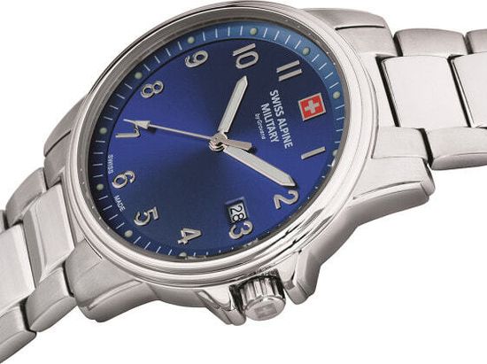 С браслетом Мужские наручные часы с серебряным браслетом Swiss Alpine Military 7011.1135 mens 40mm 10ATM